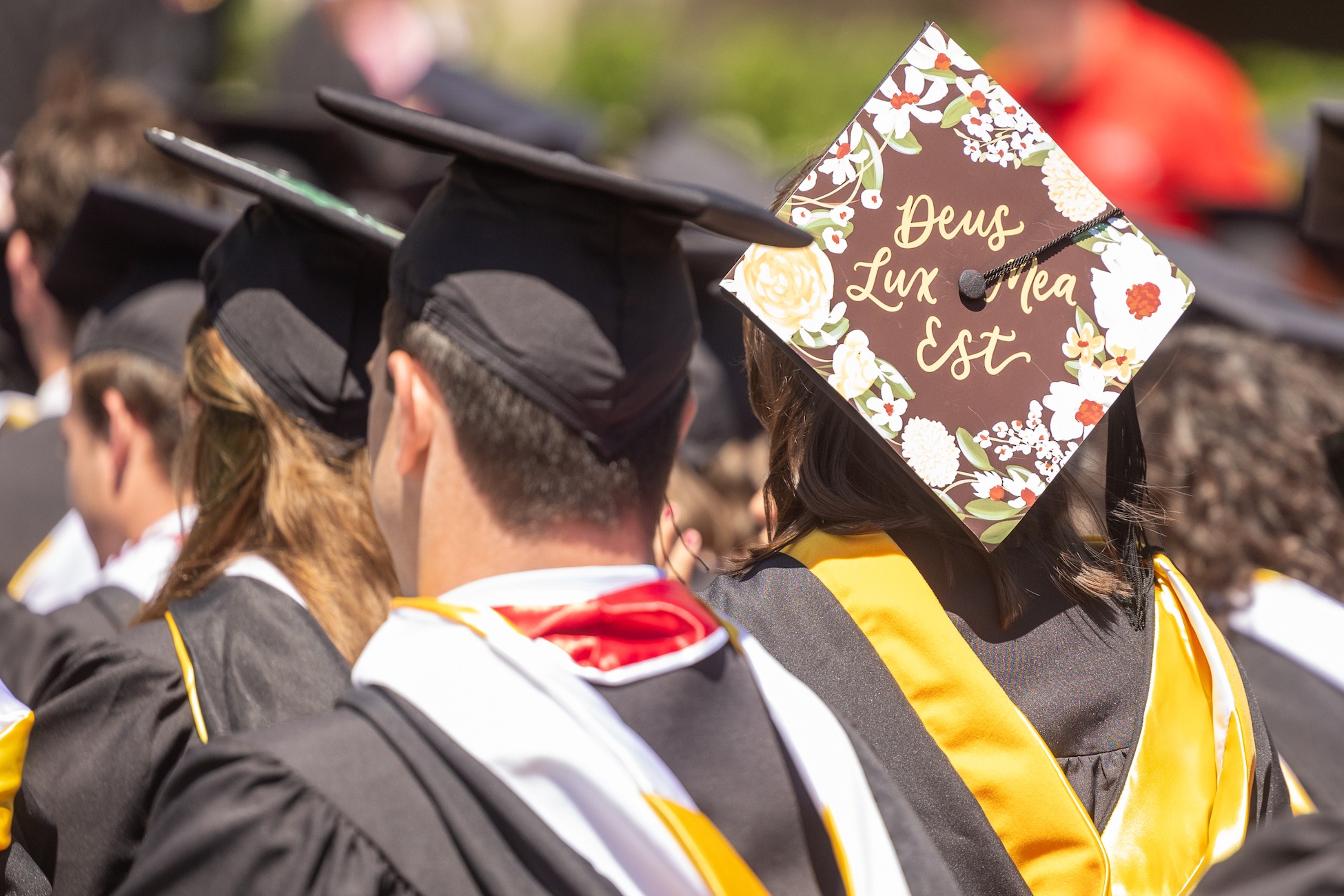 graduation cap that says "Deus Lux Mea Est"