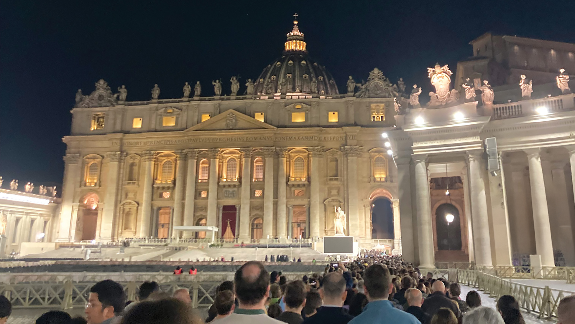 Photo of St. Peter's basilica at night