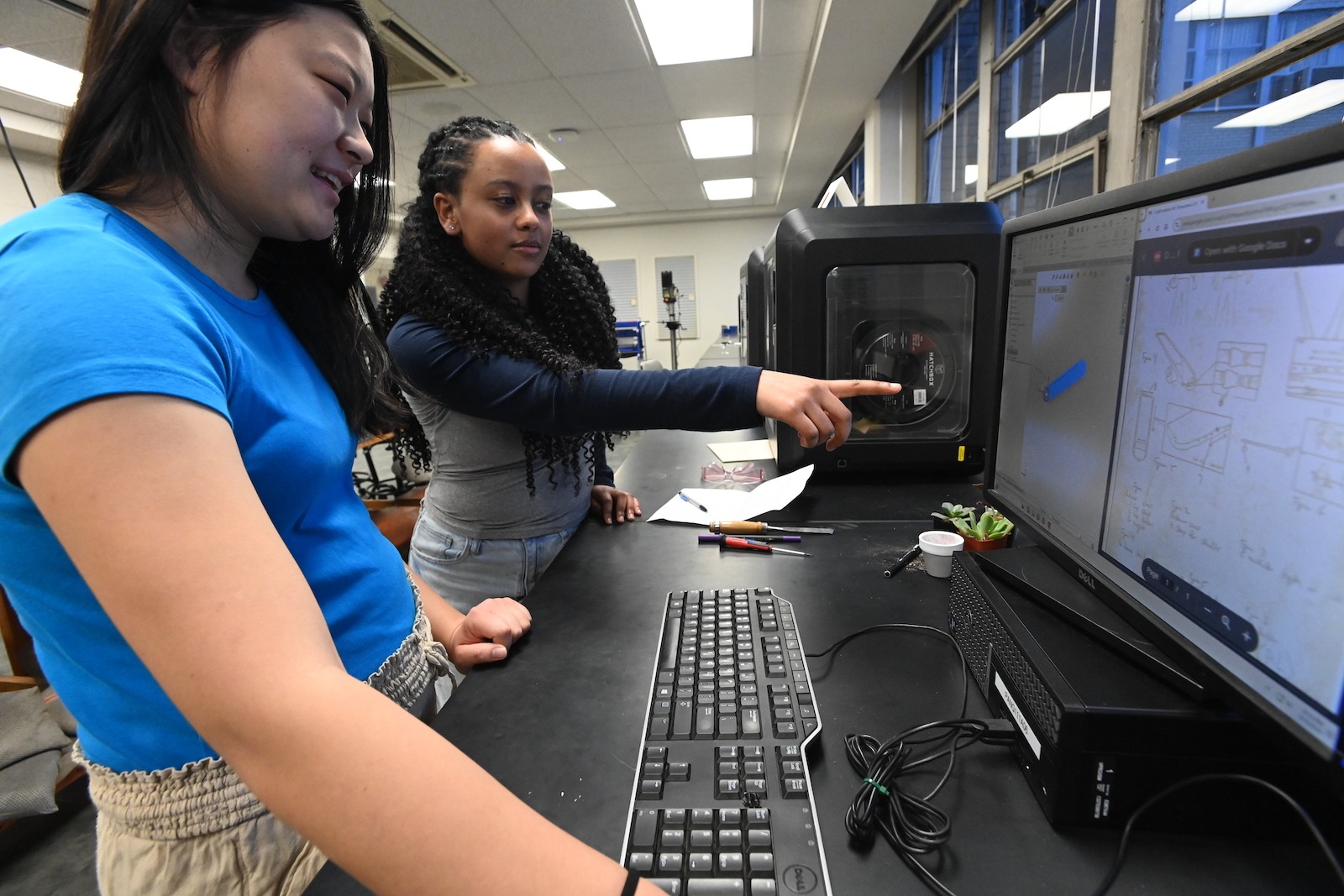 Students look at Skolios prototype onscreen
